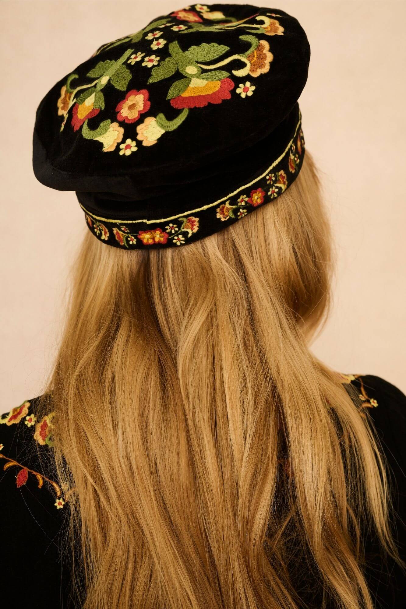 Midnight Bloom Embroidered Velvet Hat – Black