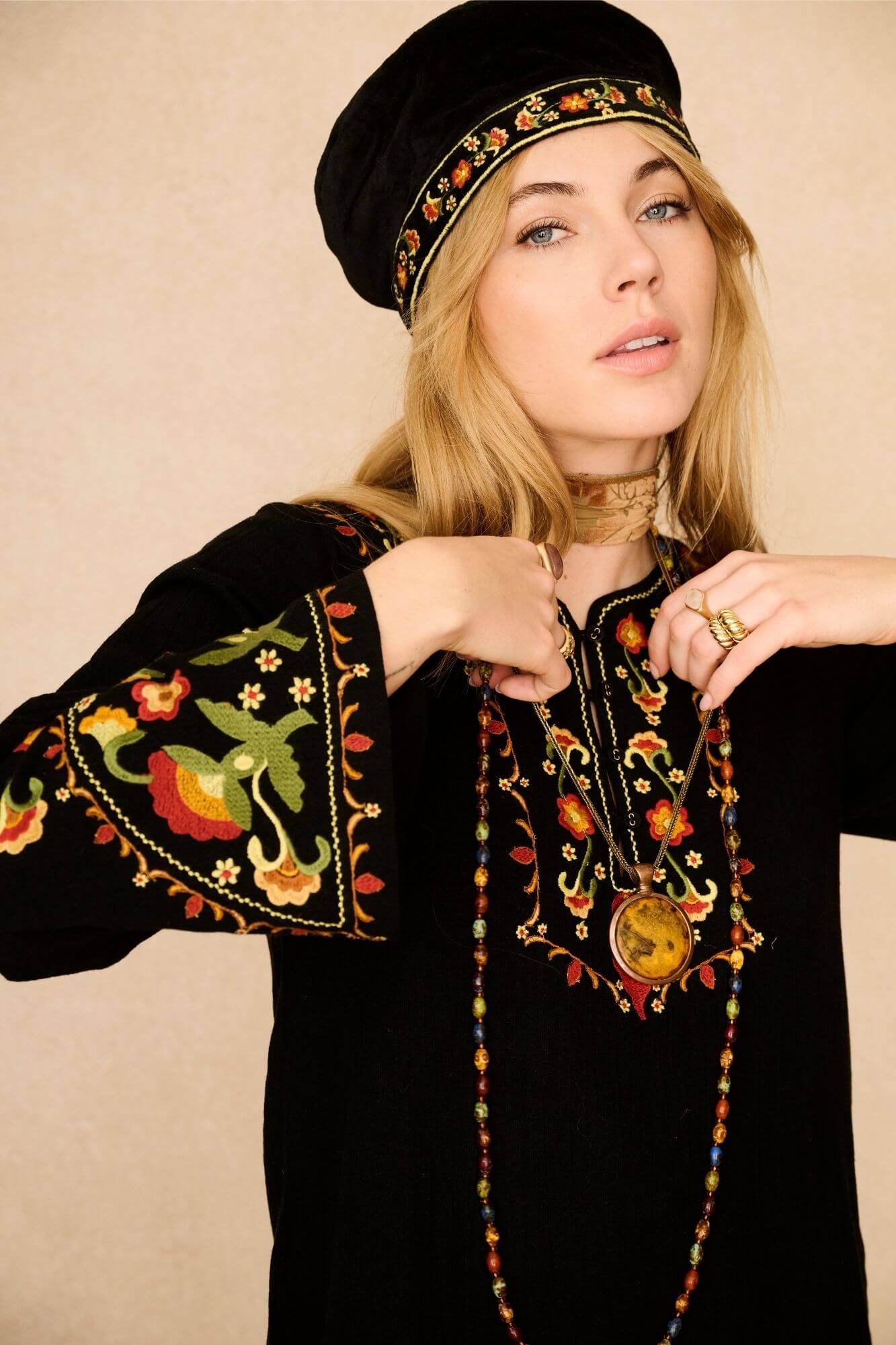 Midnight Bloom Embroidered Velvet Hat – Black